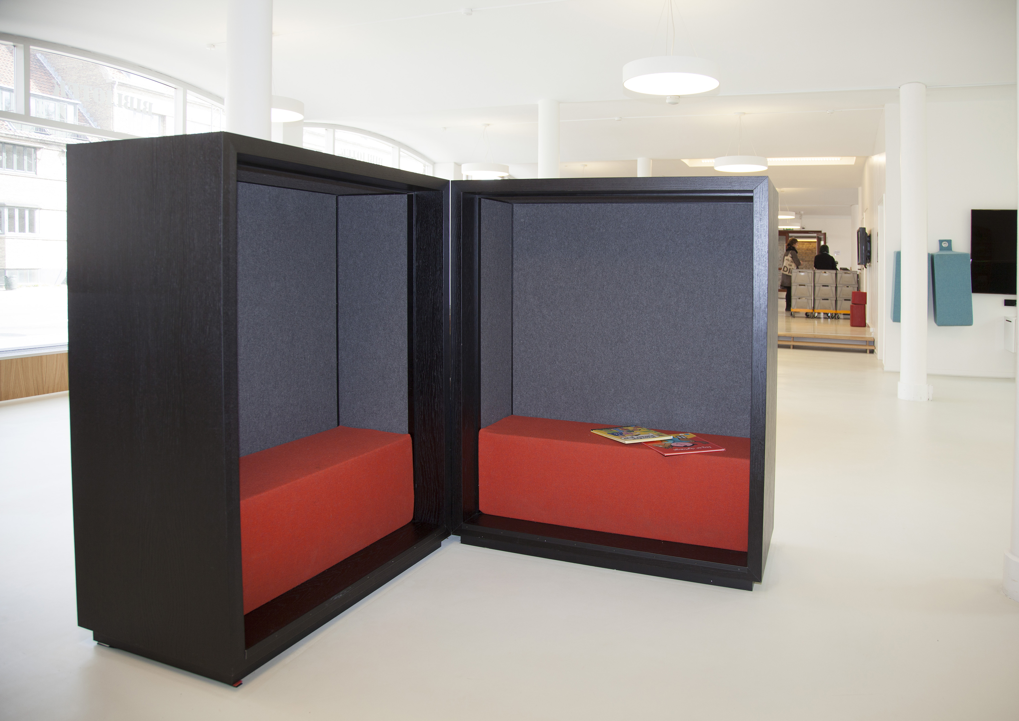 Grå Fraster filt på væg på bibliotek